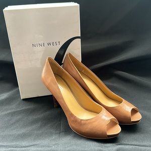 NIB New In Box Women’s Platform Pumps 9.5 Tan Leather Peep Toe